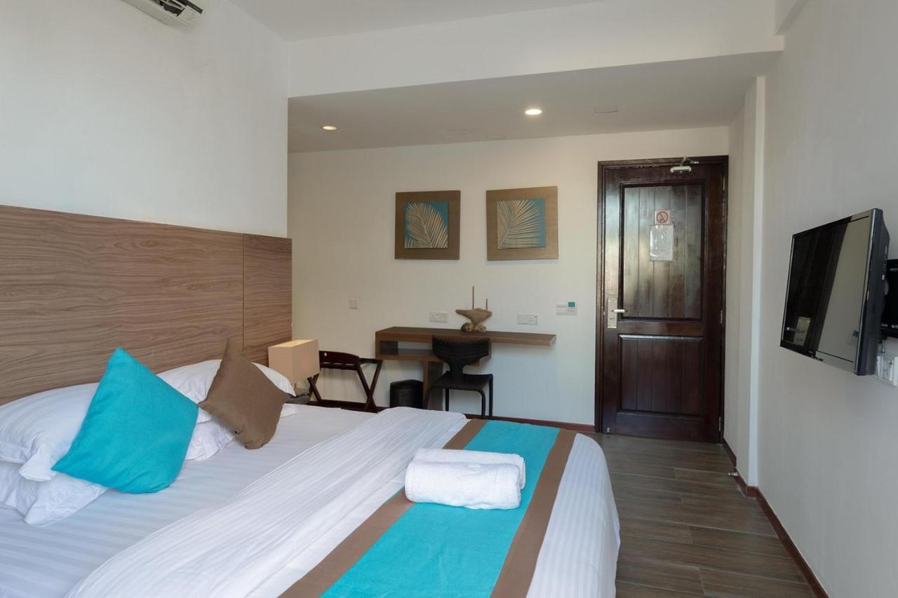 Aquzz Hotel & Spa - Maldives Maafushi Bagian luar foto