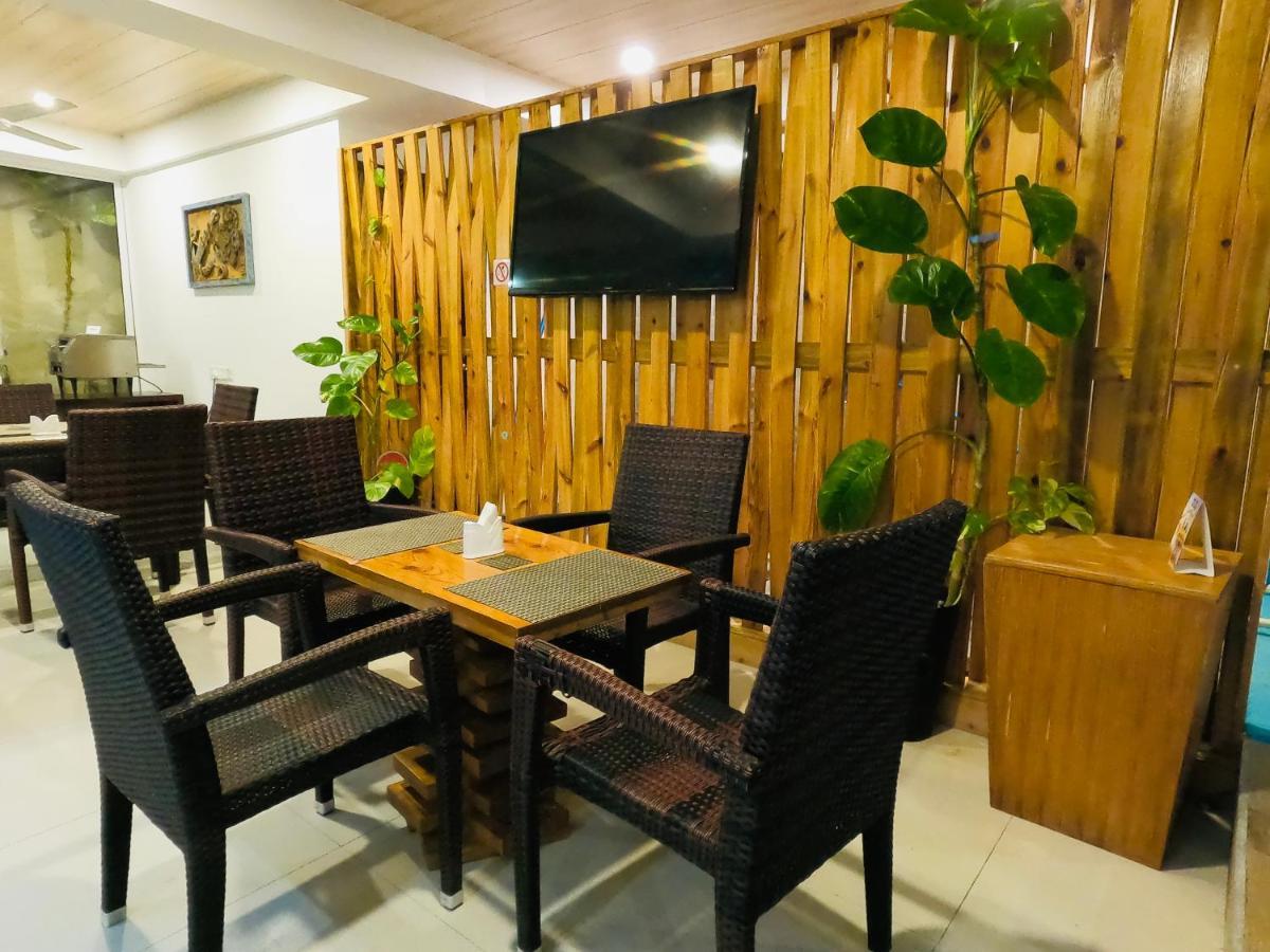Aquzz Hotel & Spa - Maldives Maafushi Bagian luar foto
